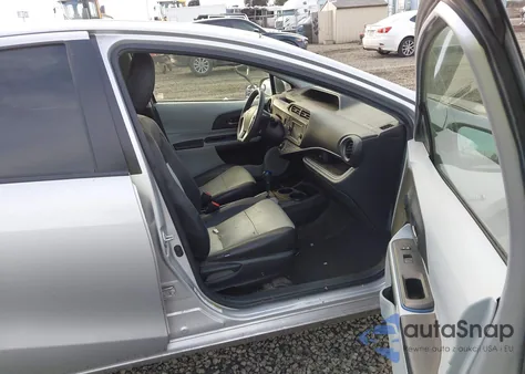 2013 Toyota Prius C Three from USA, damaged, VIN JTDKDTB33D1036285